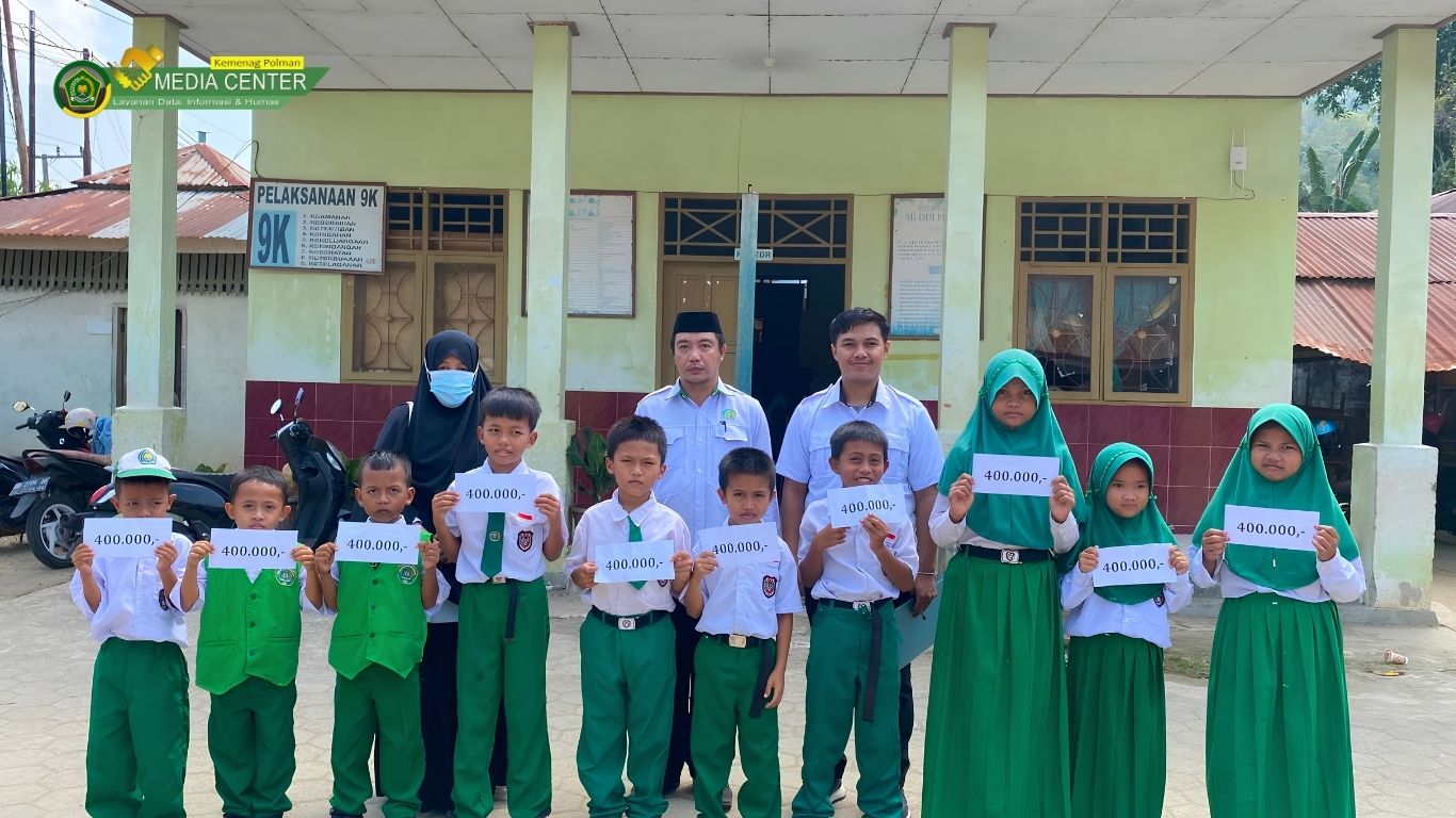 Kemenag Polman Salurkan Infaq untuk 10 Siswa Kurang Mampu dan Yatim Piatu di MI DDI Pulele
